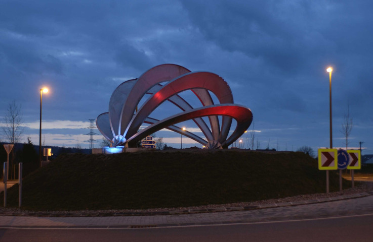Aubange. Aix-sur-Cloie. RN 88/88a. Giratoire "Les Arches" en métal.