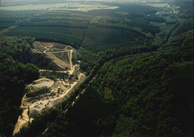 Couvin. RN 5. Traversée du Bois de couvin.