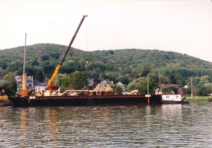 Hastière. Heer-Agimont. Montage d'une drague sur la Haute-Meuse.