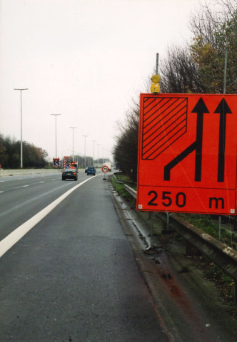 Saint-Georges-sur-Meuse. E42. Signalisations autoroutières de préavis de chantier. Chantier mobile.