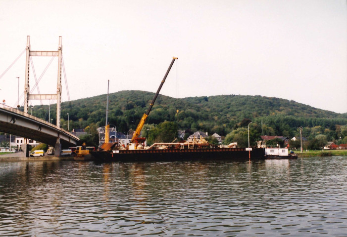 Hastière. Heer-Agimont. Montage d'une drague sur la Haute-Meuse.