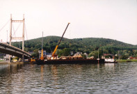 Hastière. Heer-Agimont. Montage d'une drague sur la Haute-Meuse.