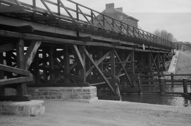 Solre-sur-Sambre. Pont sur la Sambre.