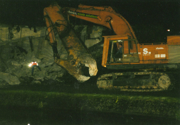 Bernissart. Blaton. Démolition du pont-route des Lilas sur le canal Blaton-Ath.