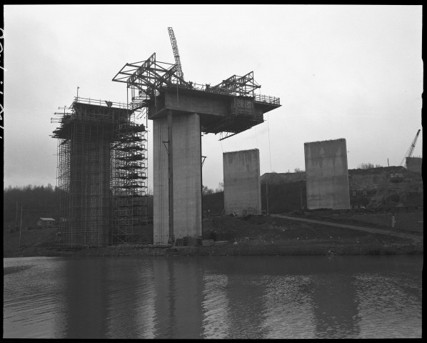 Viesville. Construction du viaduc sur l'autoroute E41.