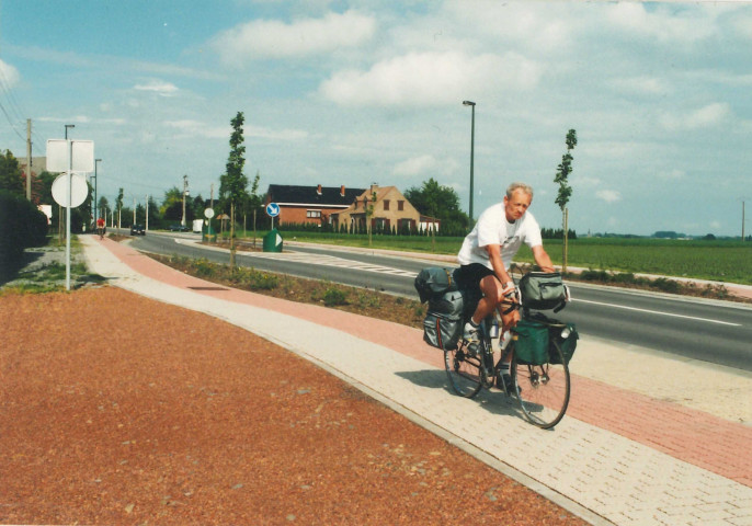 Binche. Waudrez. RN563. Piste cyclable et aménagement de la berne centrale.