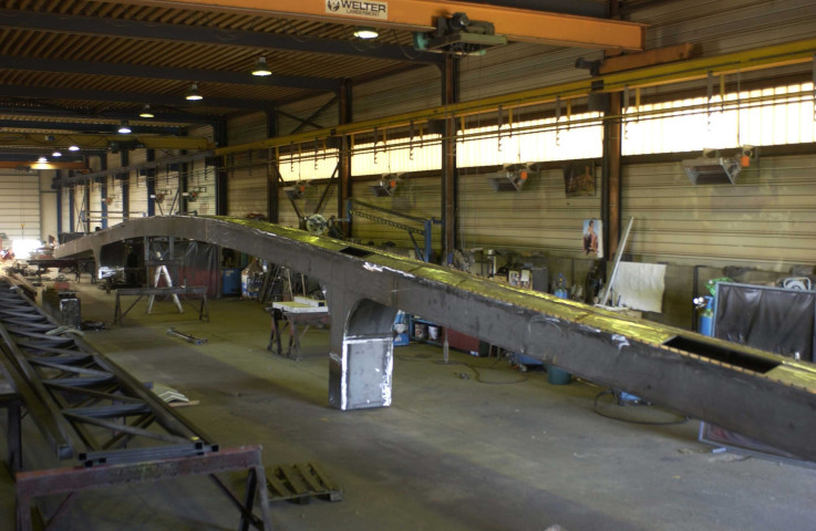 Dison. Usine Bemetal. Montage à blanc de la future passerelle du RAVeL de Herve.