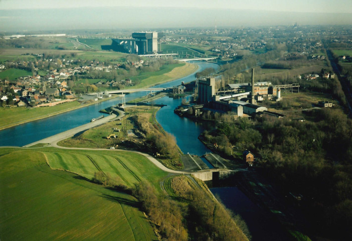Le Roeulx. Pont-levis et écluse sur le canal à 300 tonnes.