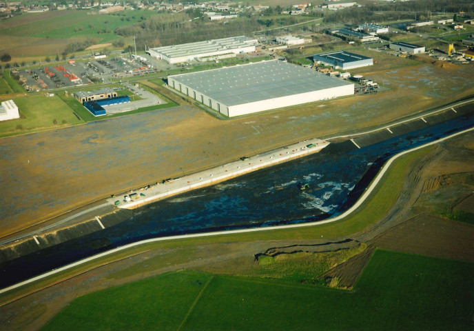 La Louvière. Houdeng-Aimeries. Porte de garde du canal à grand gabarit.