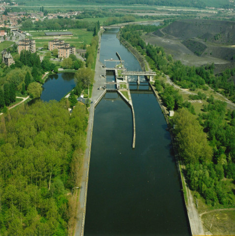 Aiseau-Presles. Roselies. Barrage-écluse n° 13 sur la Basse-Sambre.