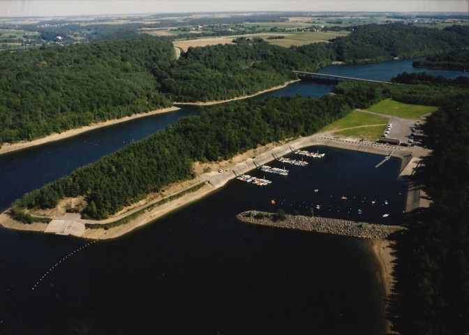 Cerfontaine. Lacs de l'Eau d'heure. Ry Jaune. Port de motonautisme.