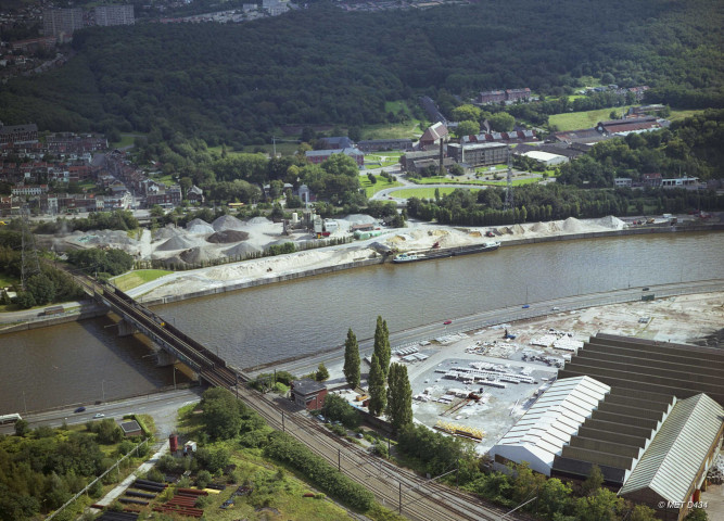 Flémalle. Flémalle-Haute. Pont-rail de la ligne SNCB 125A.