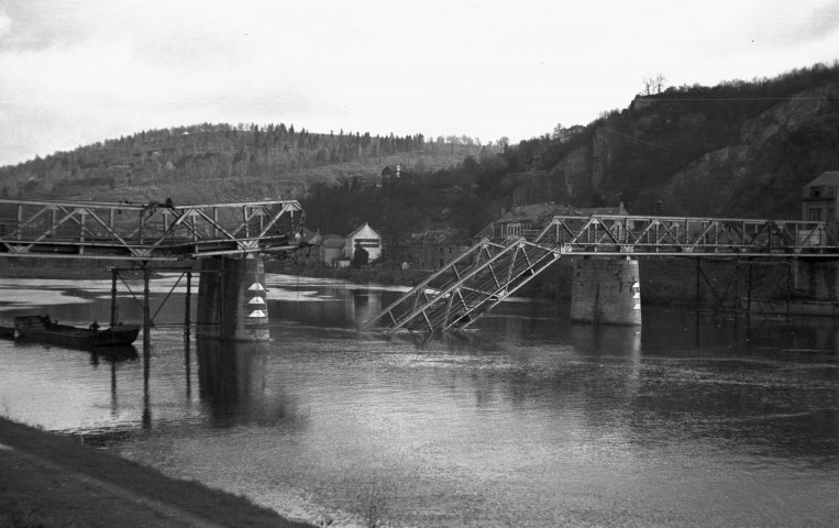 Yvoir. Pont détruit sur la Meuse.