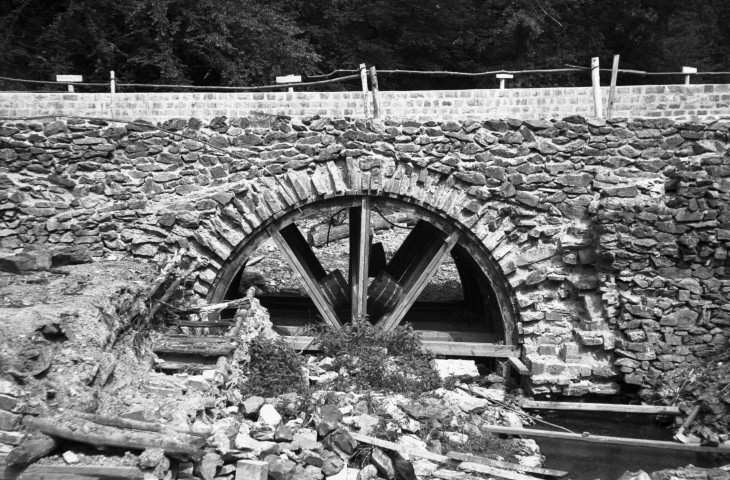 Ombret-Rawsa. Pont sur la route de Yernée-Fraineux.