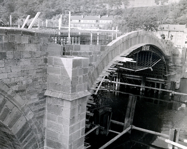 Vues de la reconstruction du pont