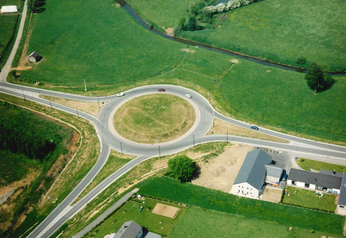 Etalle. Nouveau giratoire et futur tracé du contournement.