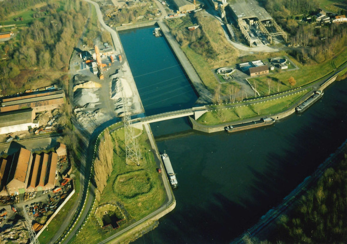Saint-Ghislain. Baudour. Darse sur le canal du Centre.
