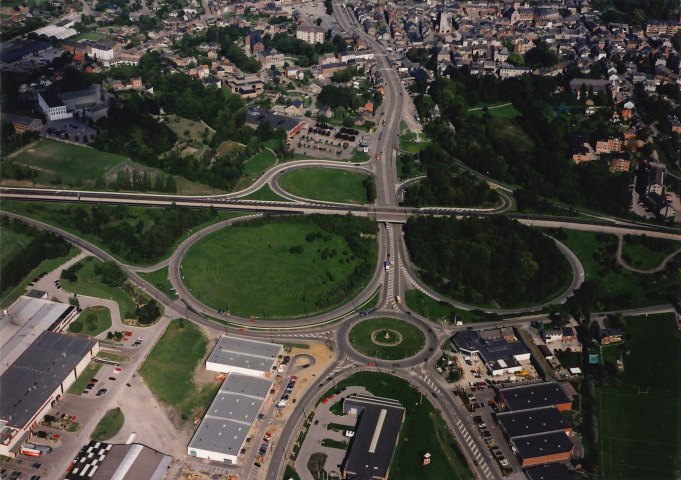 Marche-En-Famenne. Rond-point "La Pirire" et échangeur RN4 et RN86.