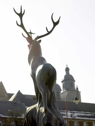 Saint-Hubert. Giratoire "le Cerf crucifère". Place du Faÿs.