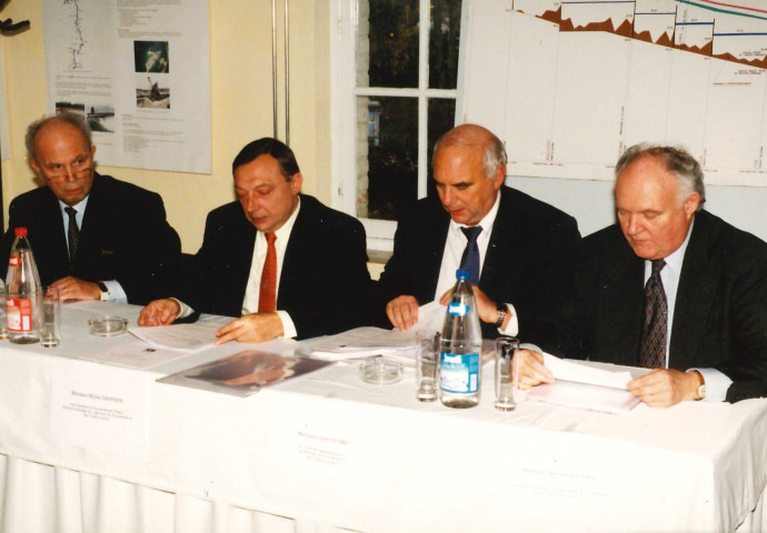Hastière. Waulsort. Inauguration par M. le ministre Daerden, des deux derniers nouveaux barrages hydrauliques.
