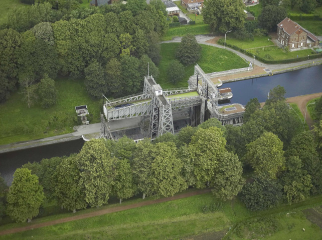 La Louvière. Houdeng-Aimeries. Vues aériennes du canal du Centre.