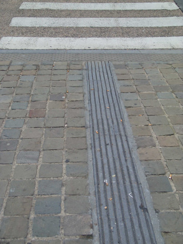 Namur. Centre. Trottoirs et commerces.