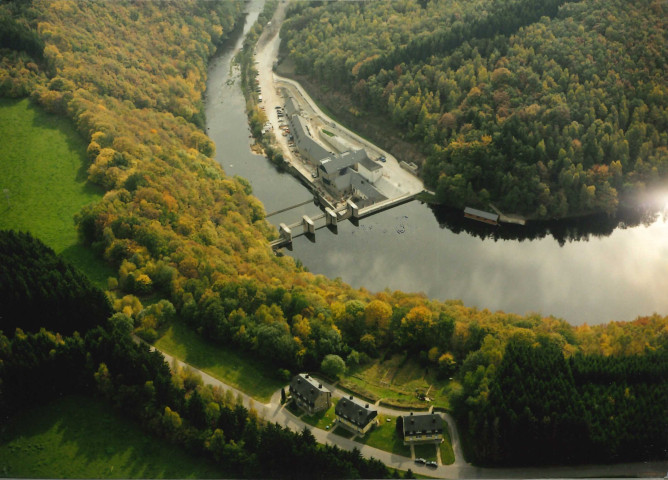 Houffalize. Nadrin. Installations du barrage de "Nisramont" sur l'Ourthe.