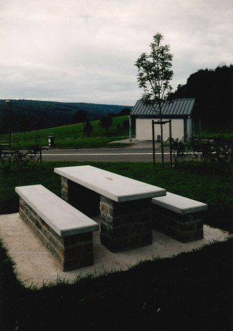 Theux. Polleur. E42. Aire de repos. Mobilier du parking.