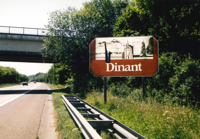 Ciney. Conneux. E411. Panneaux régionaux de zone touristique importante.