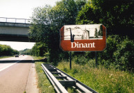 Ciney. Conneux. E411. Panneaux régionaux de zone touristique importante.