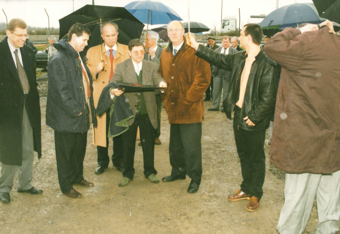 Houyet. Wanlin. Pose de la première pierre par M. le ministre Lebrun de la future régie autoroutière et atelier provincial.