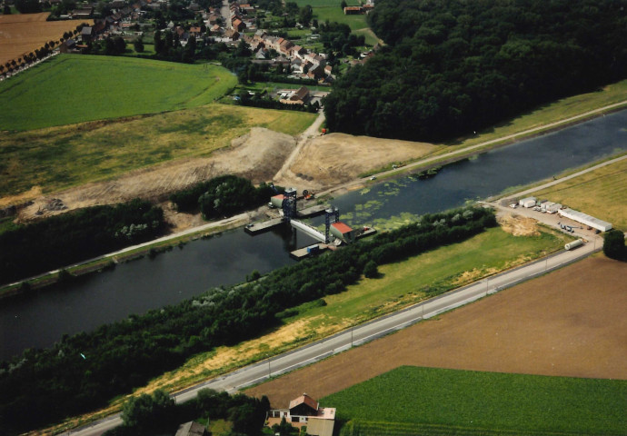 Le Roeulx. Vues aériennes du canal du Centre et de l'ascenseur de Strépy-Thieu.