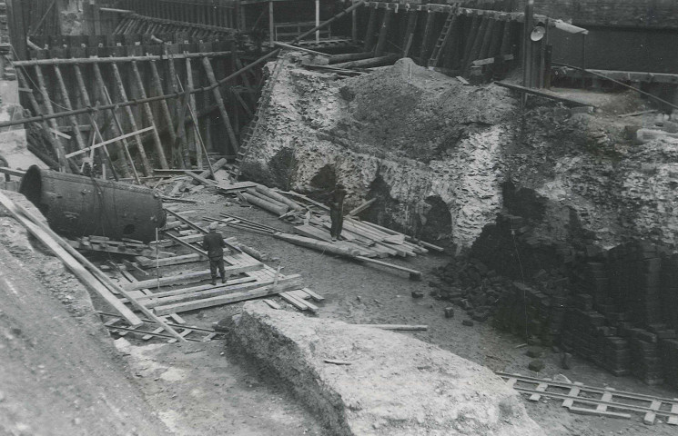 Construction des murs de quai, vestiges des anciennes tours du Pont des trous