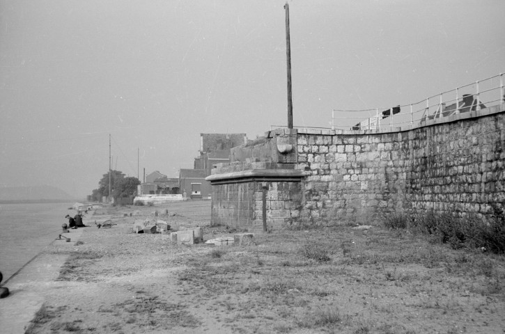 Engis. Pont détruit sur la Meuse (route n° 39).