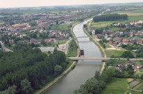 Luttre. Pont-route et passerelle.