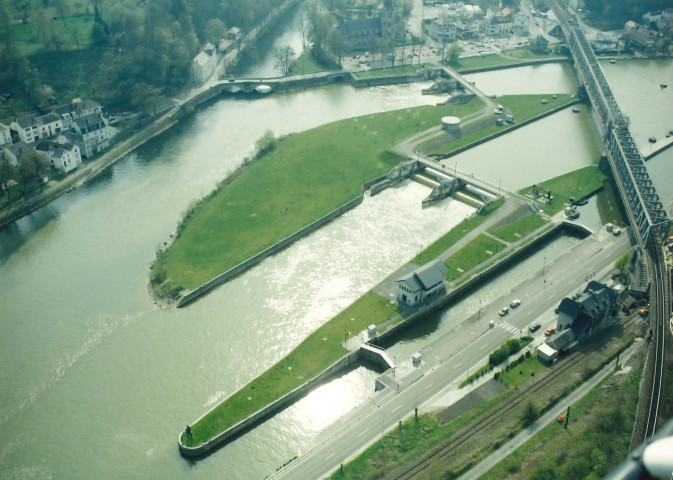 Dinant. Anseremme. Barrage-écluse sur la Meuse.