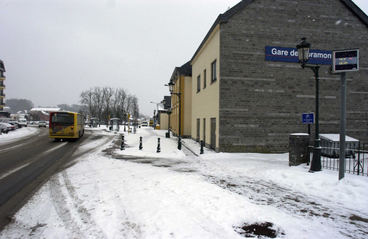 Libramont. Gare. Espace réservé aux bus et taxis.