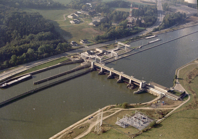 Neuville-sous-Huy. Barrage sur la Meuse.