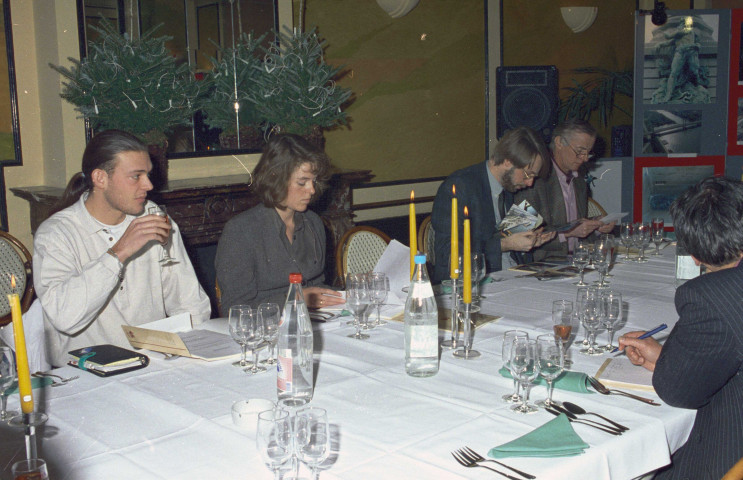 Bruxelles. Conférence de presse au cabinet de Jean-Pierre Grafé, ministre des Travaux publics, sur le bilan de l'année 1993.