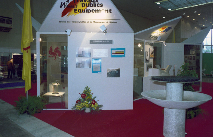 Bruxelles. Stand du Ministère de l'Équipement et des Transports à l'Exposition eurégionnale de l'Équipement, organisée au Heysel.