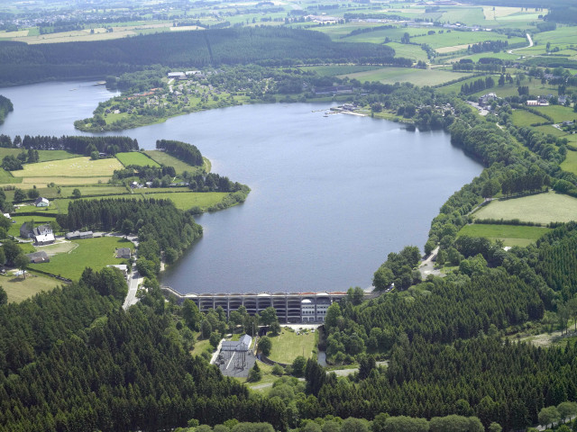 Eupen. Bütgenbach. Barrage et lac du centre sportif de l'ADEPS.