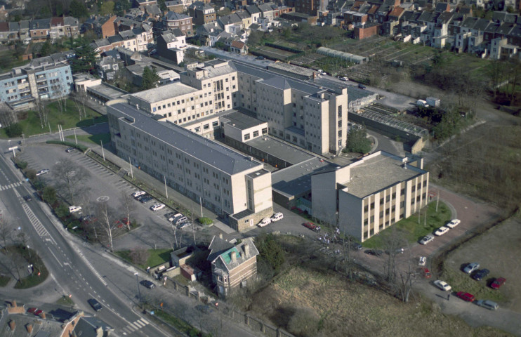 Namur. Salzinnes. Ancienne maternité, futurs bureaux de l'IG43 du Ministère de l'Équipement et des Transports.