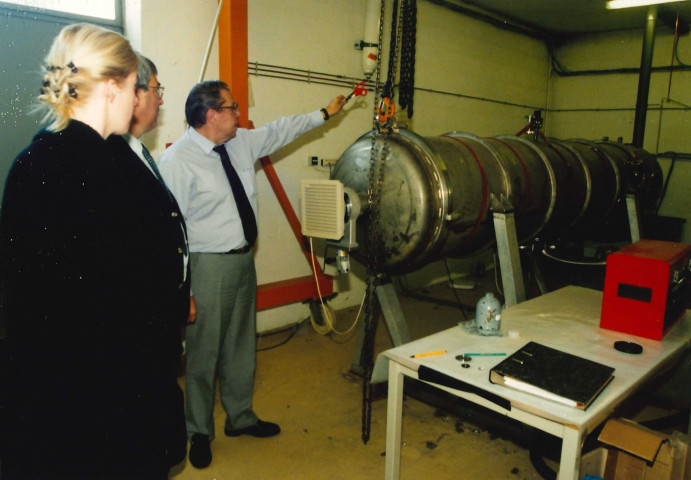 Liège. Sart-Tilman. Traitement de livres du patrimoine wallon. Traitement de moisissures après inondations.