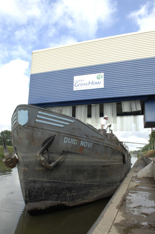 Saint-Ghislain. Tertre. Entreprise KEMIRA. Passerelle de transbordement en action.