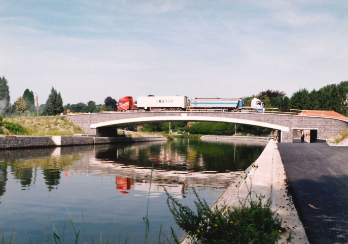 Merbes-le-Château. Mise en charge du nouveau pont-route sur la Haute-Sambre.