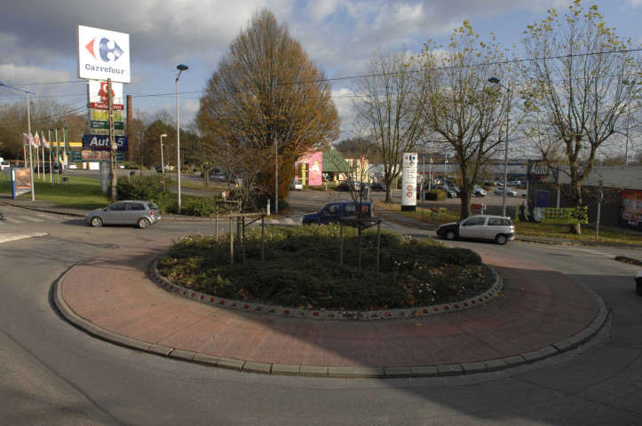 La Louvière. Haine-Saint-Pierre. Œuvre d'art du carrefour "GB".