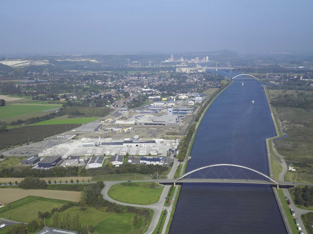 Oupeye. Canal Albert. Port de Hermalle-Haccourt.