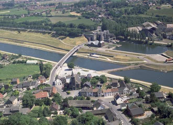 Thieu. Ancien canal, ancienne écluse, place Hardat et aire d'autoroute.