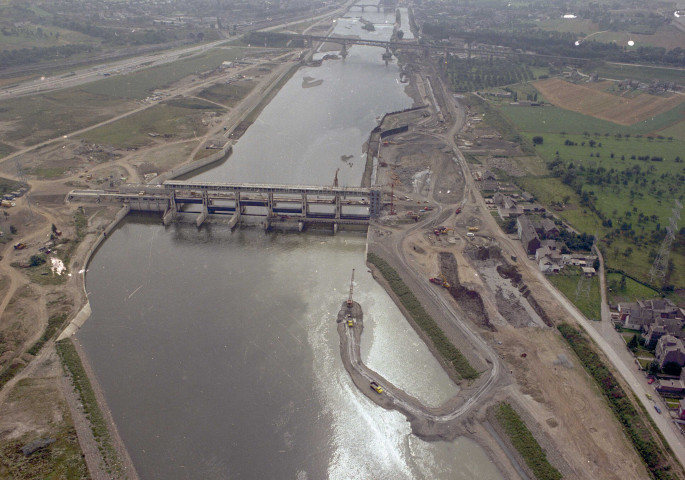 Lixhe. Barrage sur la Meuse.