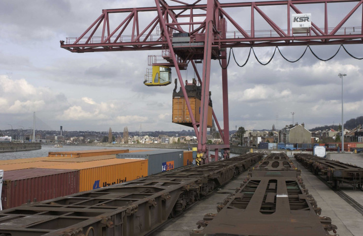 Liège. Port de Renory. Déchargement d'une péniche porte-container.